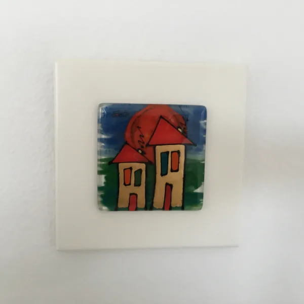 Håndlavet glasbillede med huse på hvid træplade 22 x 22 cm. Tilbud 250 kroner.